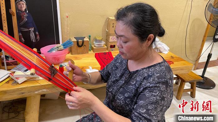 浙江省级编织彩带传承人蓝延兰。　汪旭莹 摄