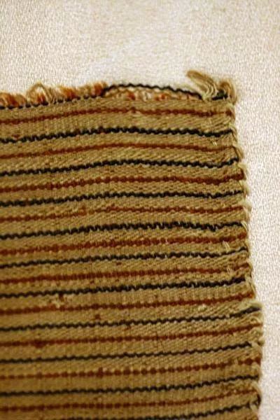 13商代 黄地棕蓝色条纹毛布  哈密市五堡墓葬出土.jpg 13商代 黄地棕蓝色条纹毛布  哈密市五堡墓葬出土.jpg