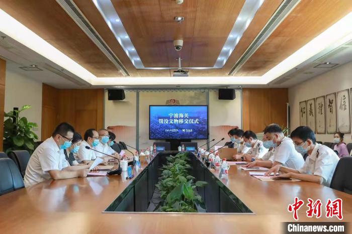 9月29日宁波海关向宁波博物院移交罚没文物 干晓意 摄 9月29日宁波海关向宁波博物院移交罚没文物 干晓意 摄