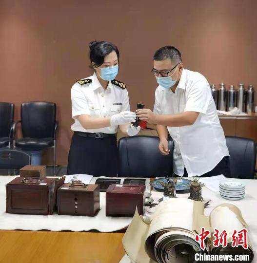 9月29日宁波海关向宁波博物院移交罚没文物 干晓意 摄 9月29日宁波海关向宁波博物院移交罚没文物 干晓意 摄